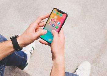 Hombre usando celular, diseño de piezas digitales por Vulpred Creativo