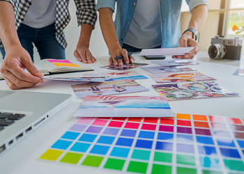 "Dos hombres observando colores en fotos para diseño gráfico y soporte IT"