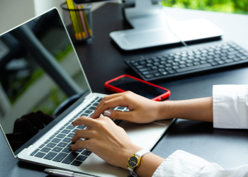 Mujer usando computadora para soporte IT y soluciones tecnológicas