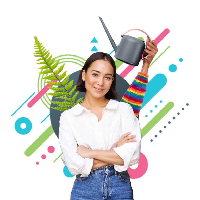 Mujer feliz cuidando una planta con una rociadora, simbolizando crecimiento y bienestar